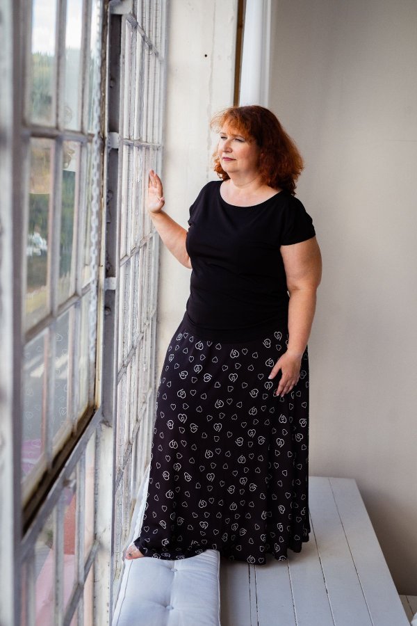 Dlouhá sukně - černobílé srdíčka