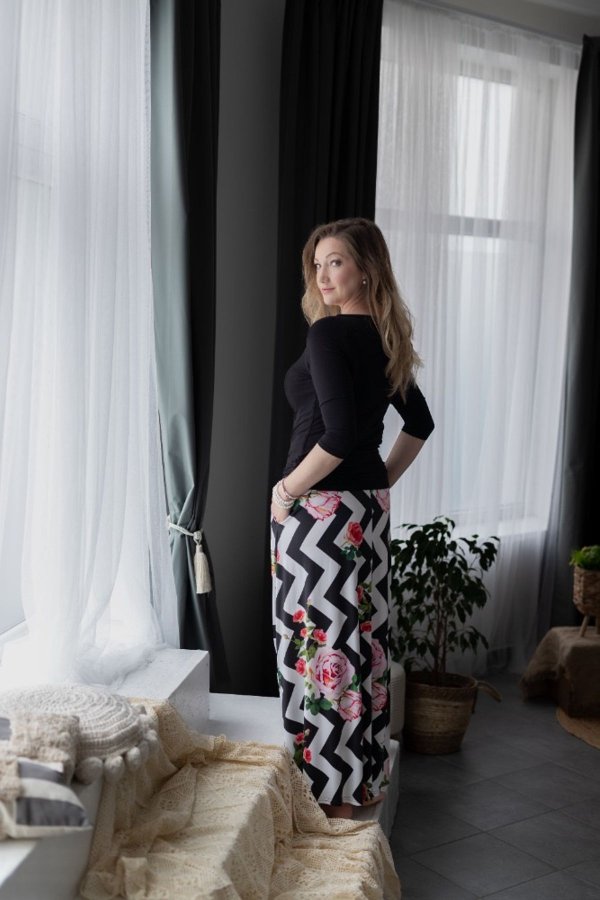 Dlouhá sukně - pas - cik cak a růže