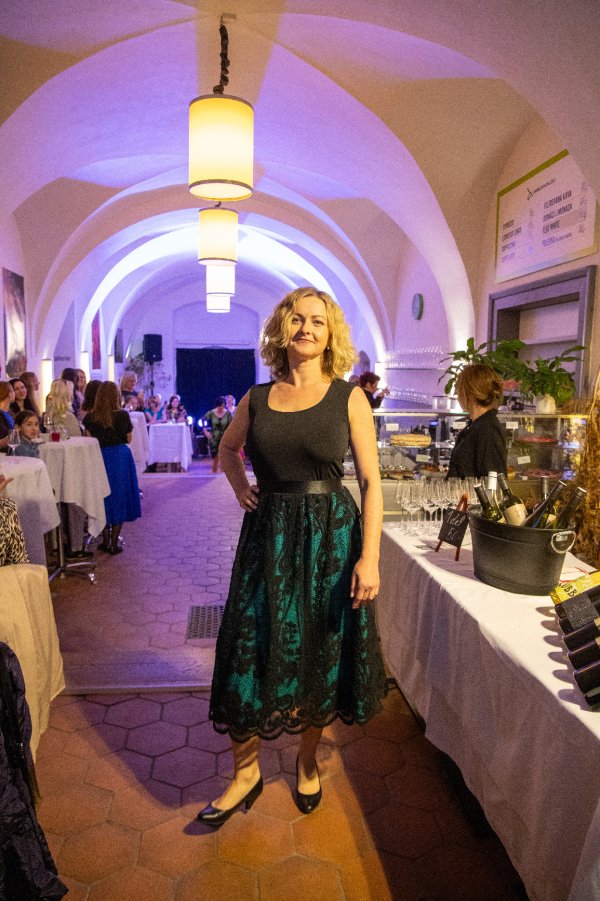 MIDI sukně - zelená podšívka