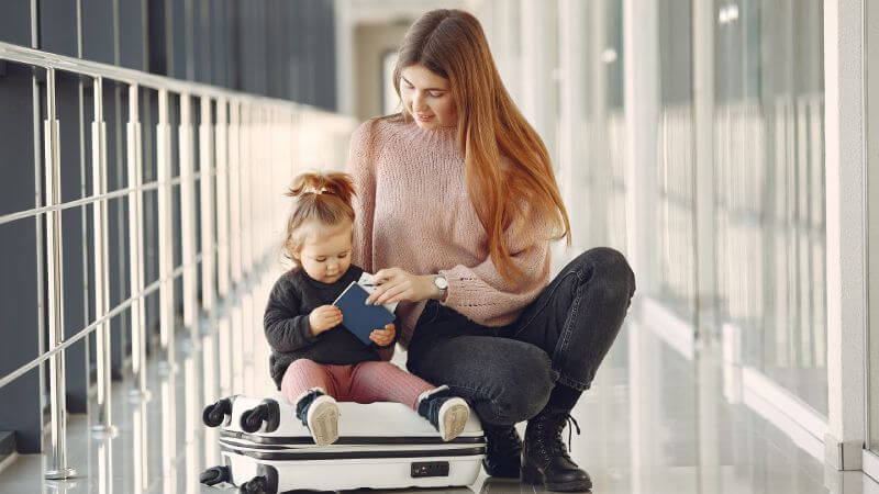 Top 10 tipů na bezpečné cestování s miminkem letadlem