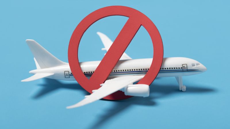 10 vecí, ktoré netreba robiť v lietadle – netlieskajte, nespite atď.