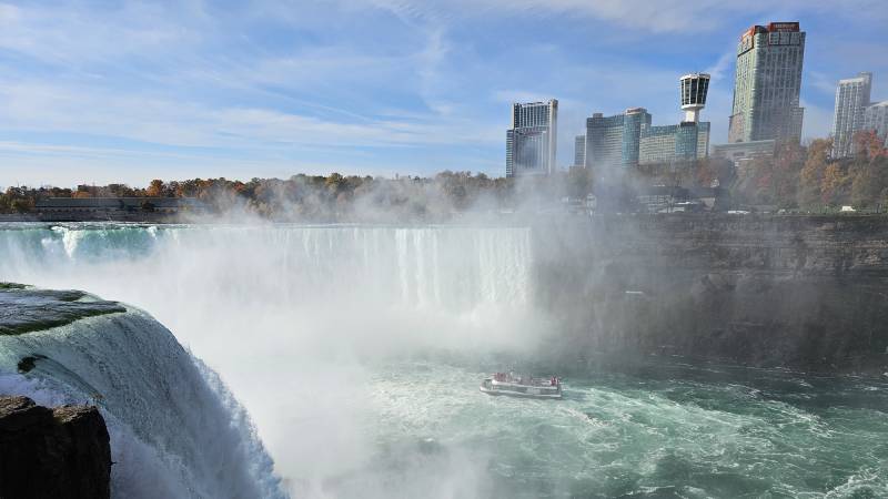 Vyhlidkova-lod-pod-niagarske-vodopady