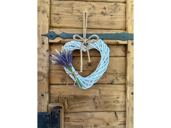 Proutěné srdce s levandulí