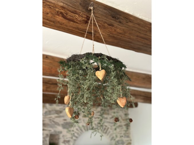 Závěsný věnec se srdíčky