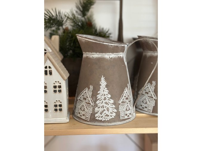 Plechový džbán s motivem chaloupky
