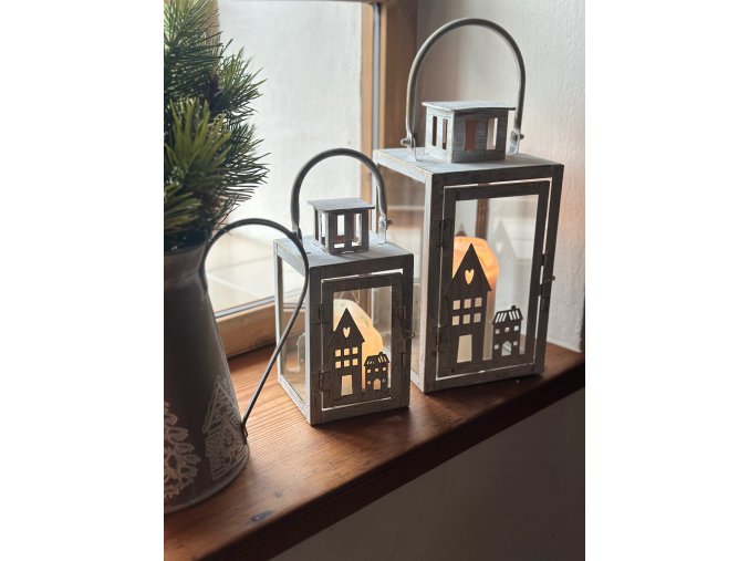 Sada kovových luceren (motiv domečků)