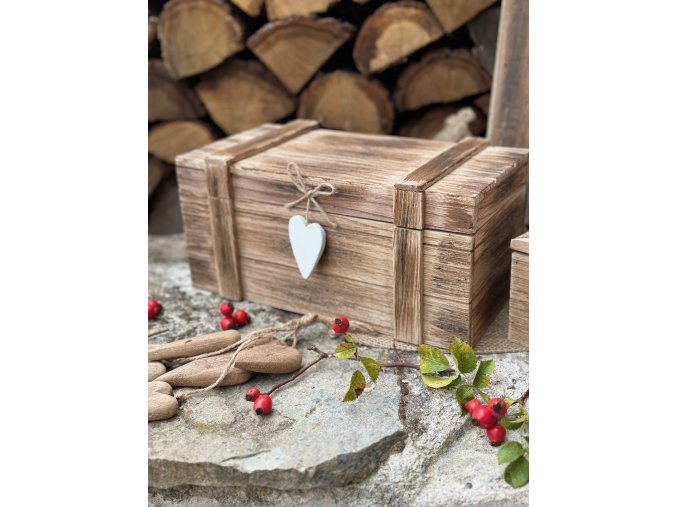 Truhla ze starého dřeva