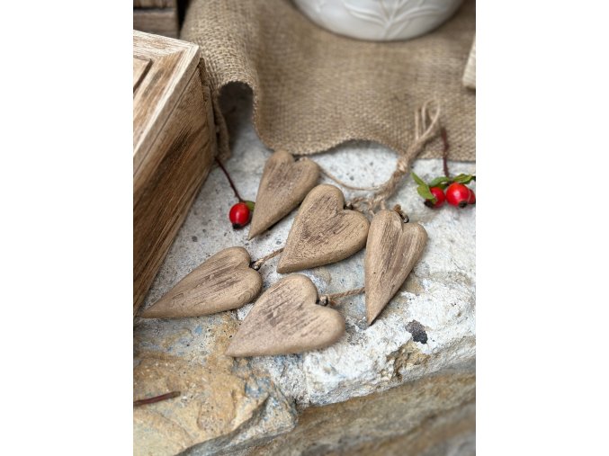 Závěs dřevěných srdíček