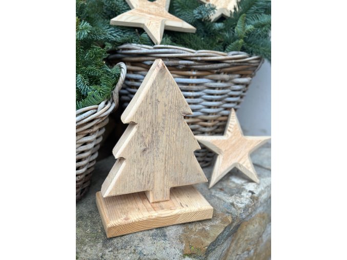 Ručně vyřezávaný stromek RUSTIK