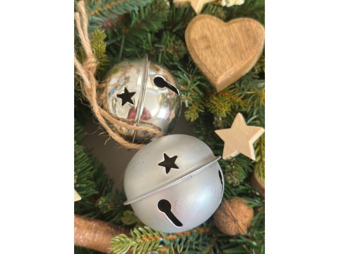 Stříbrná rolnička na přírodním provázku