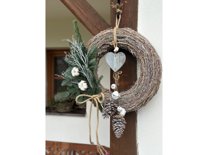 Zimní věnec SRDCE s rolničkami - 50 cm