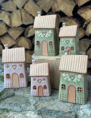 Pro milovníky domečků ❤️🌸🌿…jsou naprosto okouzlující❤️… #inspirace #domov #jaro #jarniinspirace #keramika