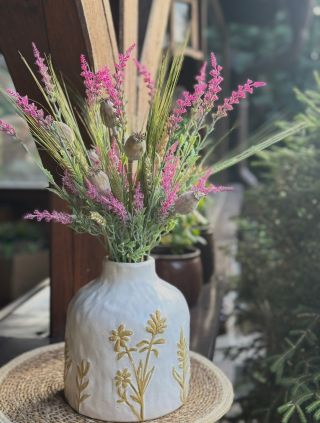 Přirozená a přesto věčná🌸🌞🌿👌. Taková je luční kytice v krásné keramicke váze. Celý set je kytice+váza je za 650,- k...
