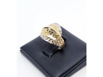 Prsten zdobený bílým zlatem, v. 56, 3,38 g