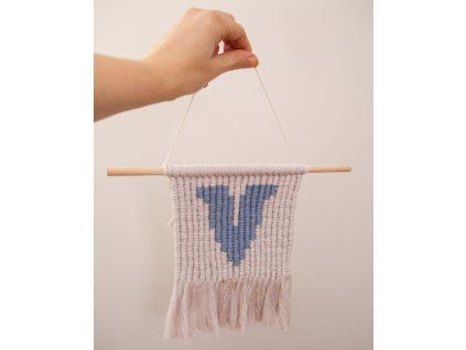 macrame s iniciálem