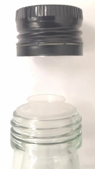 Postup zašroubování hliníkového víčka s olejovou vložkou a pojistným kroužkem