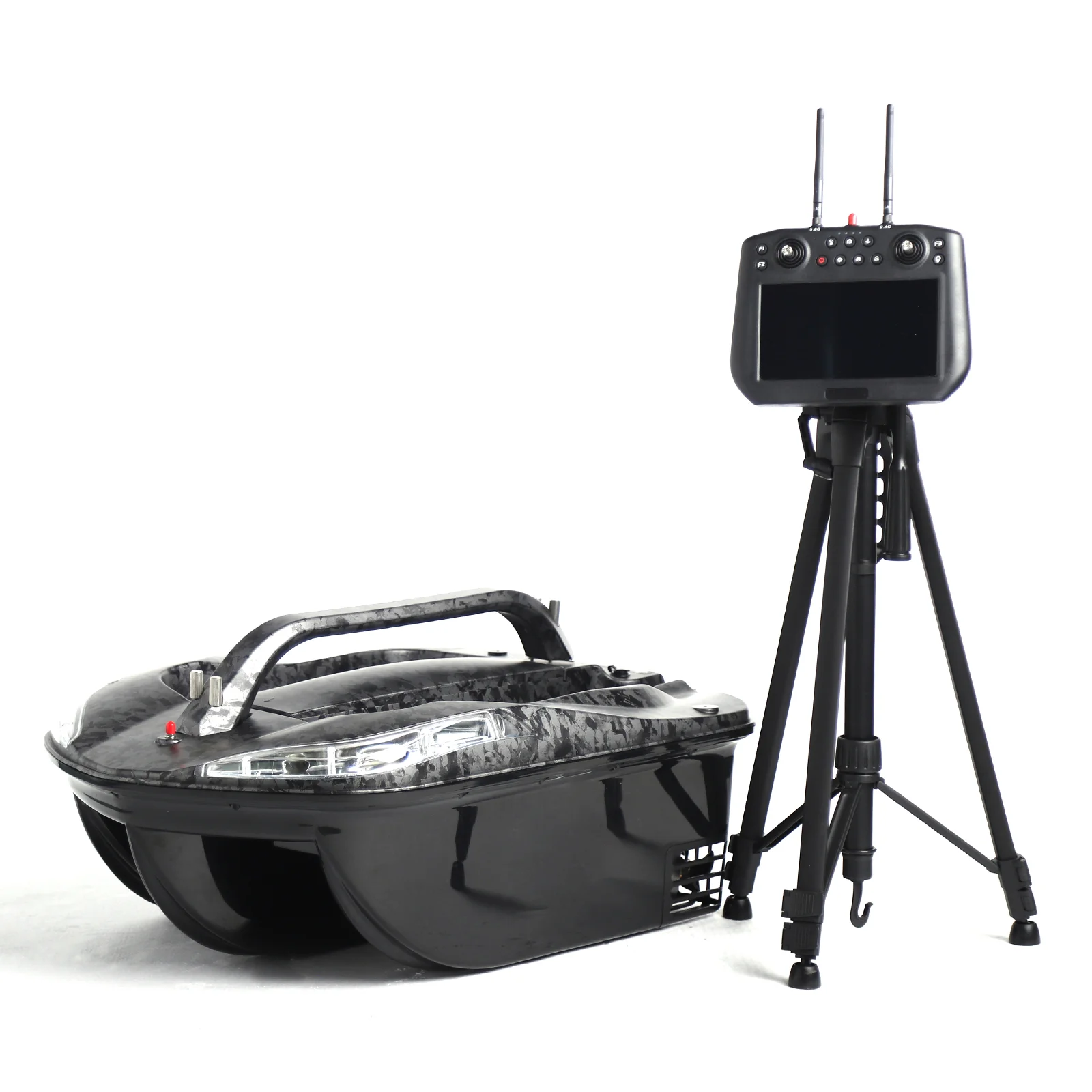 VMtech zavážecí loďka Commander Forget Carbon – zavážecí loďka s trimaránovým trupem a integrovanými funkcemi pro zavážení