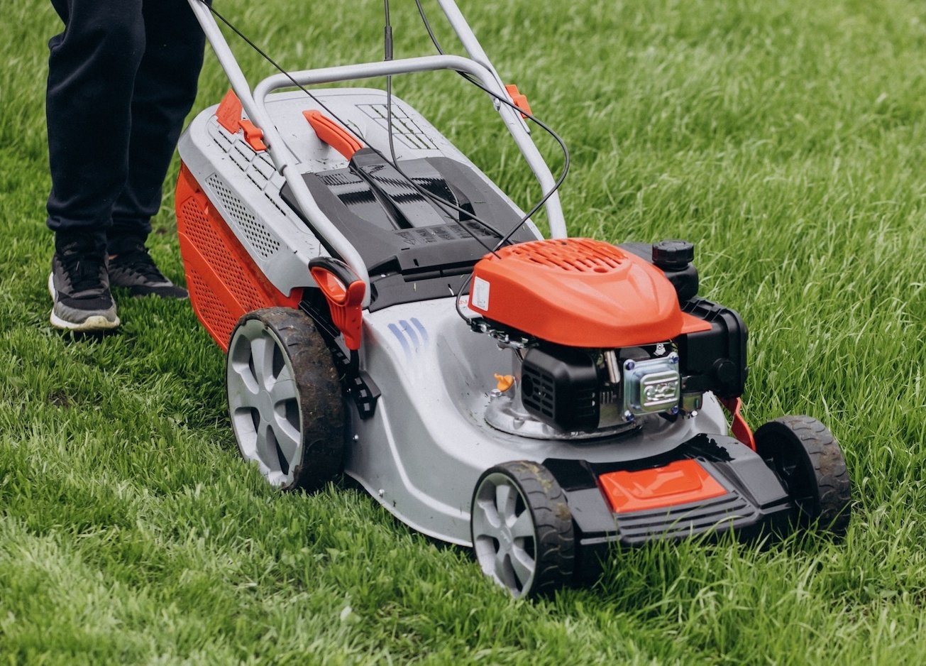 Kosenie trávy: Kompletný sprievodca od jari po zimu