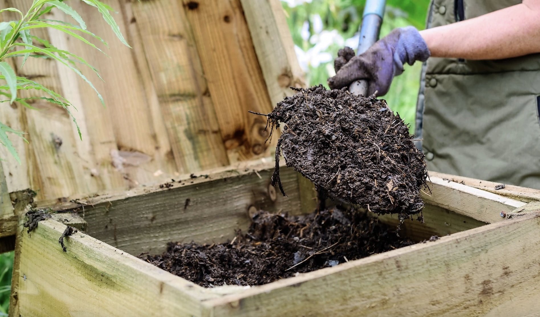 Kompostovanie v záhrade: Ako vytvoriť a využiť kvalitný kompost?