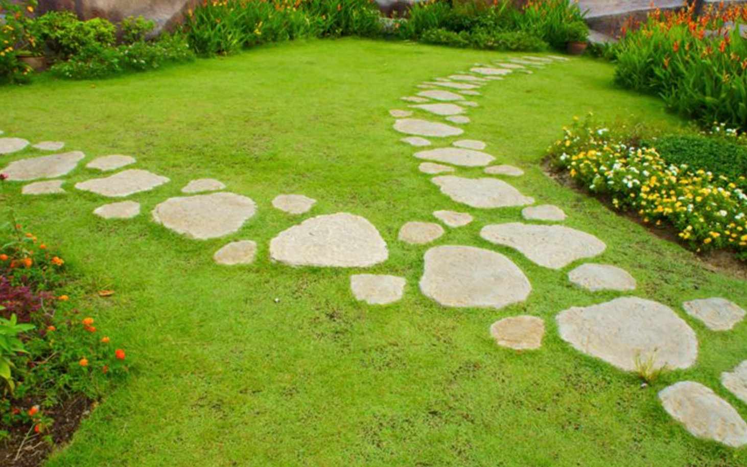 organicky-tvarovany-chodnik-z-nepravidelnych-kamennych-slapakov-vlozenych-do-travnika