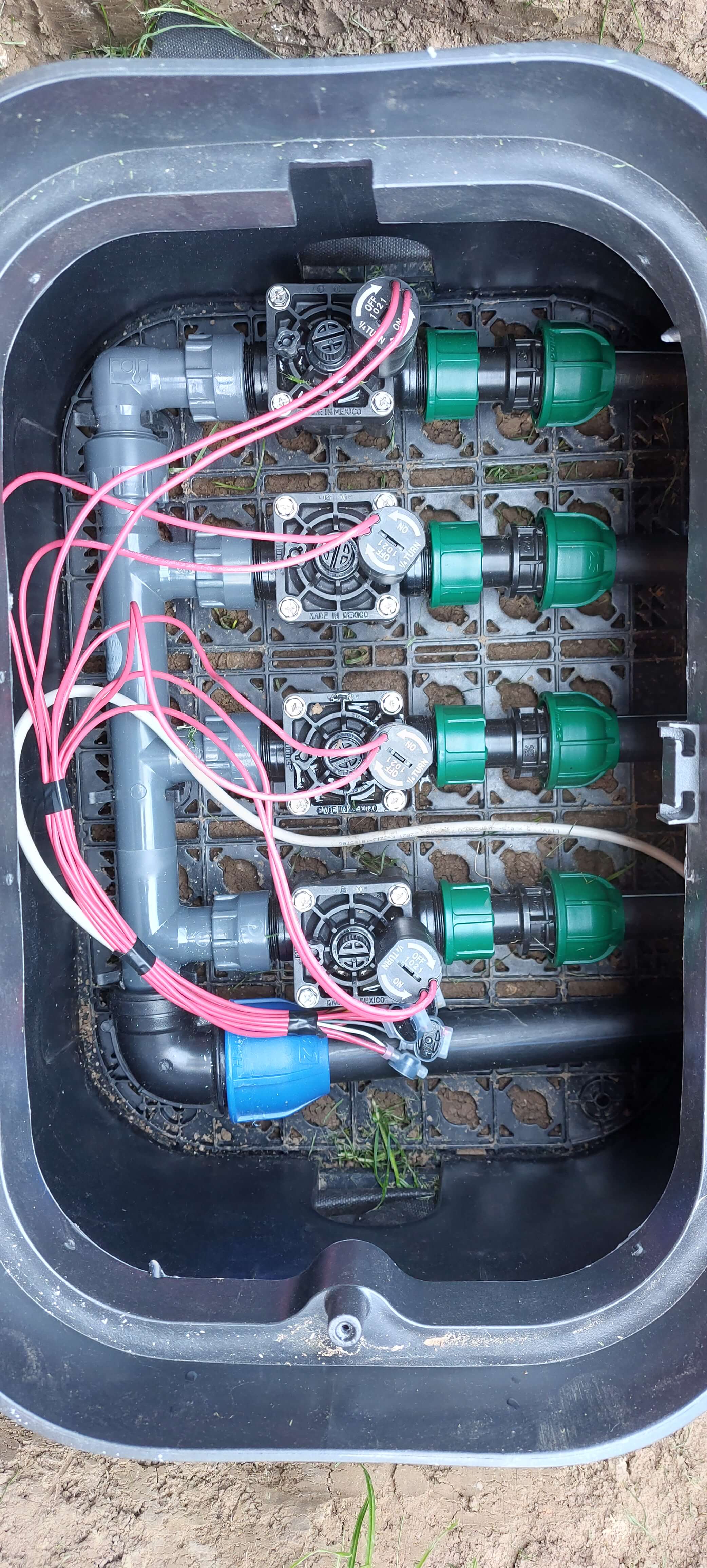 detailny-pohlad-na-zapojene-elektromagneticke-ventily-s-potrubim-a-kabelazou