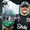 Stilo mini přilba Valtteri Bottas - F1 Team Stake 2024 - Valtteri Bottas s helmou