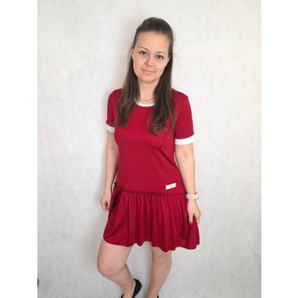 šaty s volánem bordo