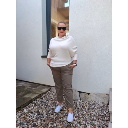 pružné kalhoty na gumu v pase hnědé