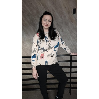 svetr s motivem kočiček v krémovém tónu