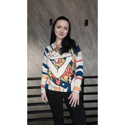 svetr s výrazným barevným vzorem a dlouhými rukávy