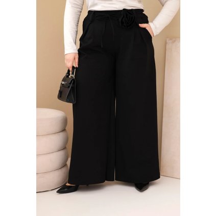 Dámské kalhoty Plus Size s širokými nohavicemi a ozdobným květem v pase černé (Velikost universal, Barva Černá)