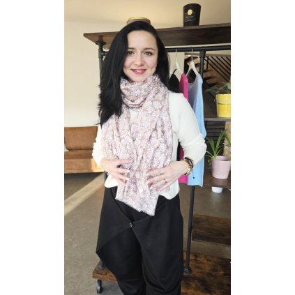 Lehký květinový šál se zlatou nitkou, 170×90 cm, jako elegantní doplněk.