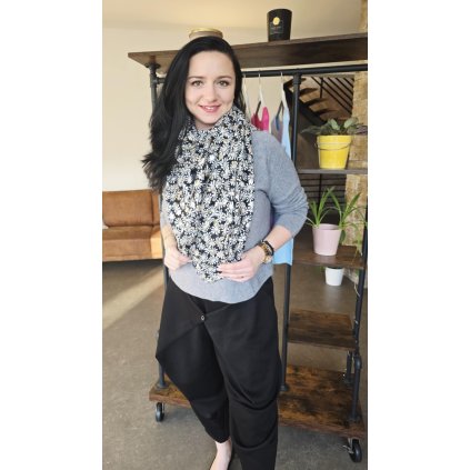 Lehký květinový šál se zlatou nitkou, 170×90 cm, jako elegantní doplněk.