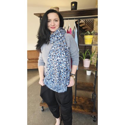 Lehký květinový šál se zlatou nitkou, 170×90 cm, jako elegantní doplněk.