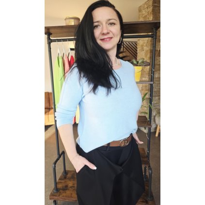 slabý svetřík s kulatým výstřihem, dlouhými rukávy, světle modrý