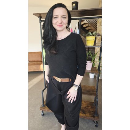 slabý svetřík s kulatým výstřihem, dlouhými rukávy, černý