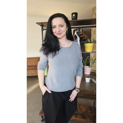 slabý svetřík s kulatým výstřihem, dlouhými rukávy, šedý