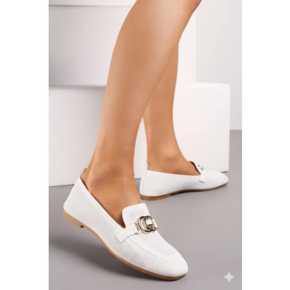 Dámské bílé mokasíny se zlatou sponou na noze, nízká podrážka
