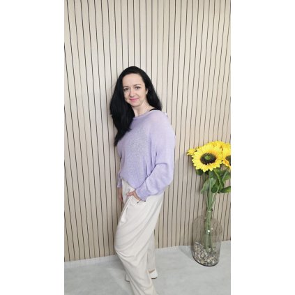 lehký svetřík netopýřího střihu s mašlí na zadní straně fialový