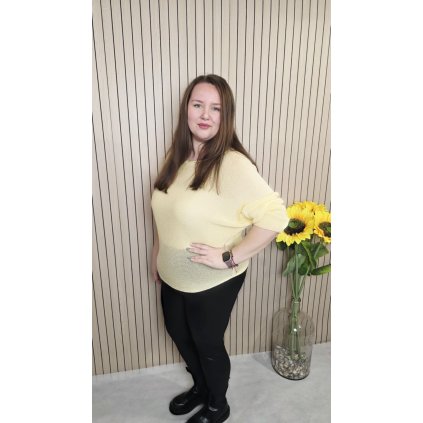 lehký svetřík netopýřího střihu s mašlí na zadní straně žlutý