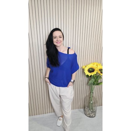 lehký svetřík netopýřího střihu s mašlí na zadní straně modrý