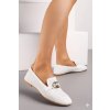 Dámské bílé mokasíny se zlatou sponou na noze, nízká podrážka