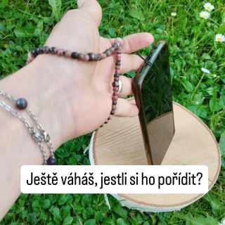 Každý přívěsek je víc než jen ozdoba. Je to každodenní rituál. Kousek klidu ve světě, který se nezastaví. A hlavně...