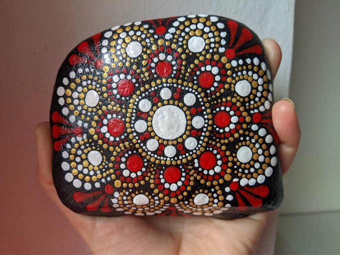 Tečkovaná mandala na kamínek