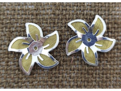 Ozdobný komponent - kovová květinka se sítí