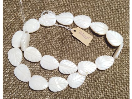 Perleť - bílá - listy - šňůra