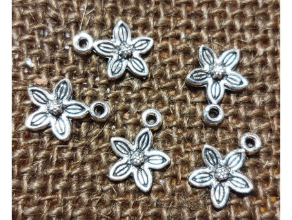 Kovový přívěsek - květinka 1