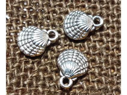 Kovový přívěsek - mušlička