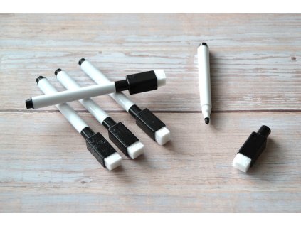 Čierna fixka s hubkou