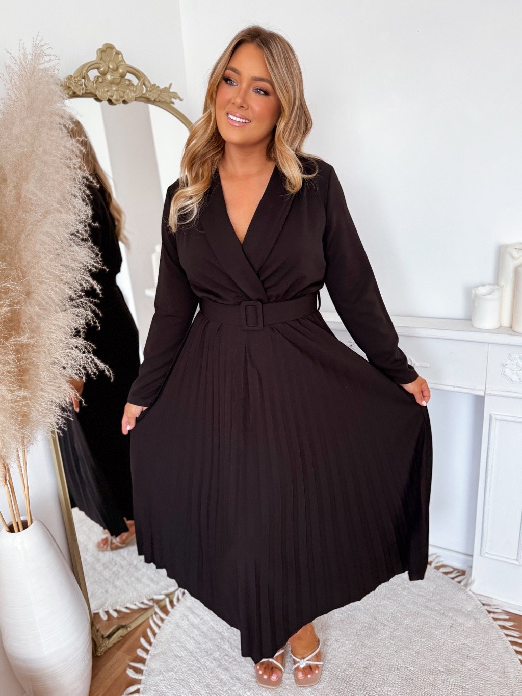 Černé plisované šaty s páskem